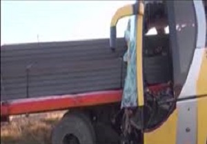 انتقال ۸ مصدوم حادثه برخورد اتوبوس و تریلی به بیمارستان نکویی قم