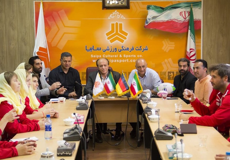 دیدار اعضای تیم ملی راگبی بانوان آلمان با اسطوره فوتبال ایران
