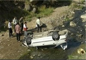 خودروی مرکز بهداشت الیگودرز به دره سقوط کرد