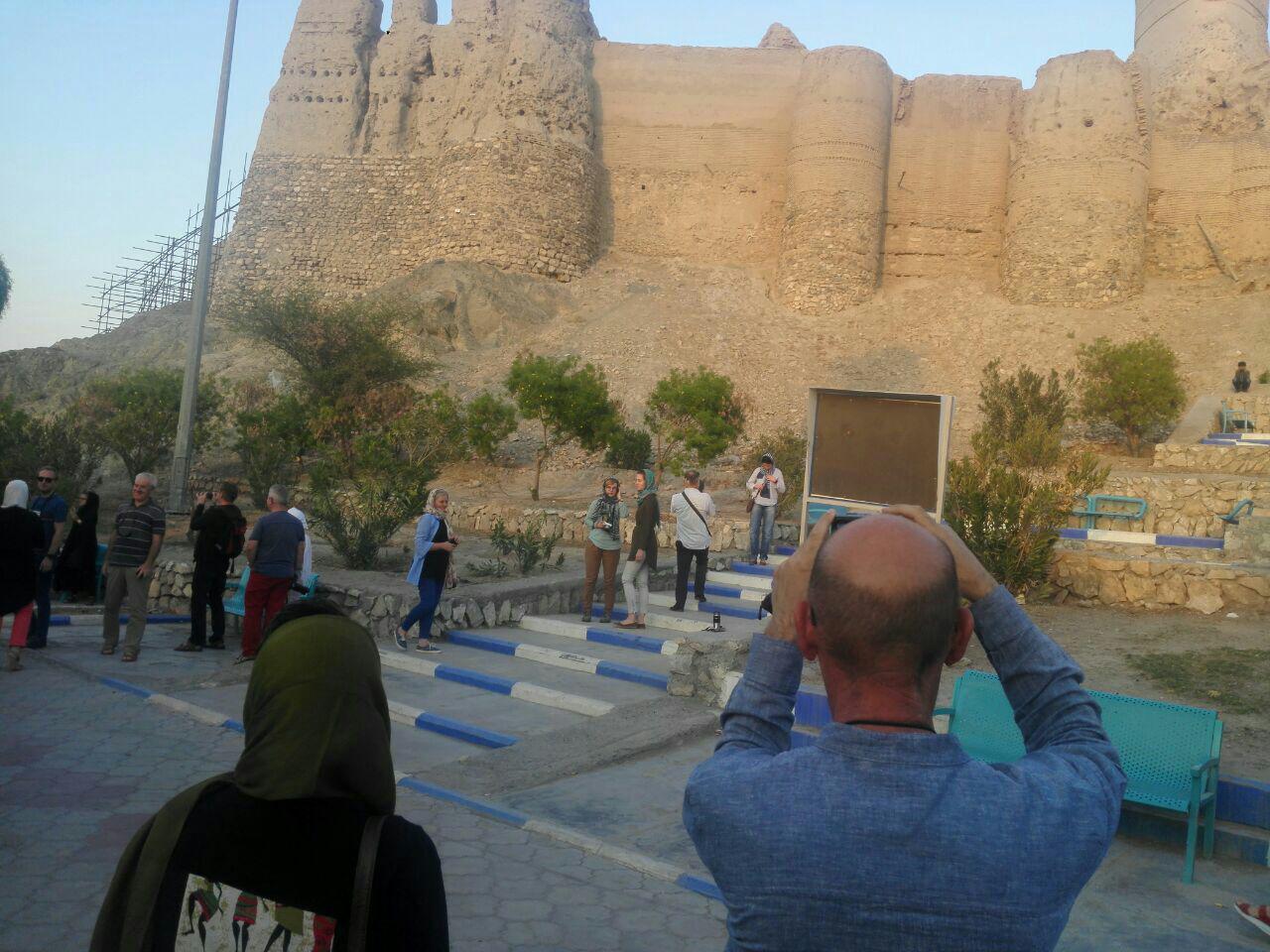 بازدیدتوریستهای لهستانی ازقلعه تاریخی  منوجان