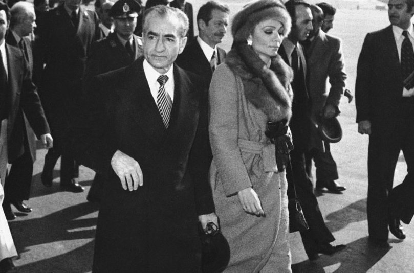 گران فروشی اسلحه به ایران از سوی آمریکایی&zwnj;ها/ شاه احساس می&zwnj;کرد که مانند نوکر با او رفتار می&zwnj;کنند