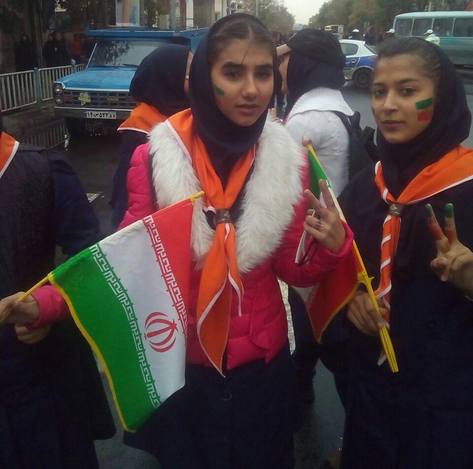 آغاز راهپیمایی 13 آبان با حضور پر شور جوانان و نوجوانان زنجانی