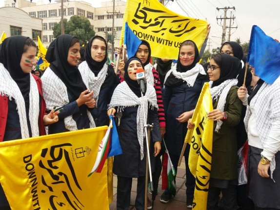 راهپیمایی ۱۳ آبان زیر بارش باران  درکرمانشاه برگزار شد