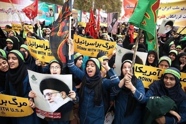 تجمع ضد استکباری بوشهری&zwnj;ها در کنار خلیج فارس برگزار شد