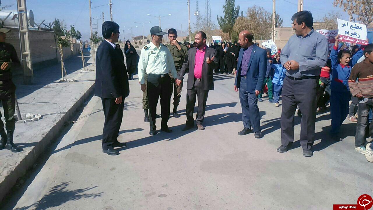 راهپیمایی دانش&zwnj;آموزان روستای &laquo;مرک&raquo; در روز 13 آبان + تصاویر