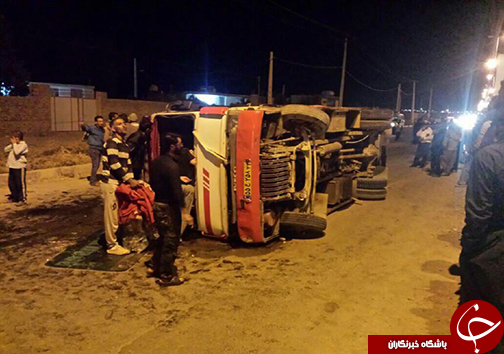 ۱۷ مصدوم در واژگونی مینی بوس کارگران + تصاویر