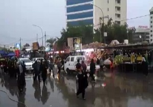 شادی زائران از بارش باران در کربلا + فیلم