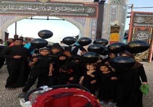 توزیع بادکنک مشکی بین کودکان در کربلای معلی + تصاویر