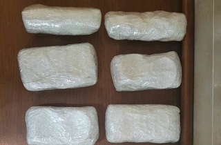 کشف ۱۰ بسته طلا از کمر یک مسافر+عکس