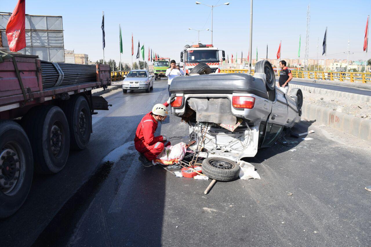واژگونی خودرو و موتور سیکلت بر اثر لغزندگی جاده