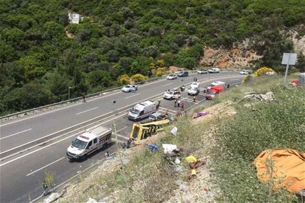 عیادت مسئولین از مصدومان سانحه واژگونی اتوبوس تهران-گنبد