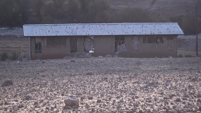 تبدیل مدرسه به انبار علوفه / دانش آموزانی که سرمای زیر صفر را تحمل می کنند