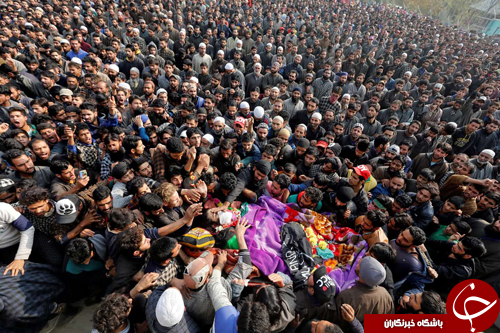 تصاویر روز: از تظاهرات ضد جنگ همزمان با سفر ترامپ به سئول تا تزئین درخت ۳۶ متری برای کریسمس