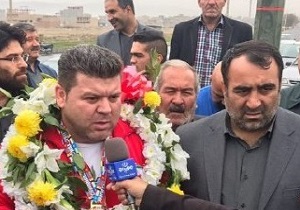 مدال طلای رقابت‌های پاورلیفتینگ جهان بر گردن ورزشکار سلماسی