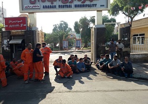 تجمع جمعی از کارگران شهرداری آبادان مقابل ساختمان شهرداری