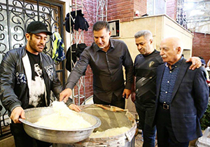نذری دادن علی دایی و محمدرضا گلزار در روز اربعین + فیلم