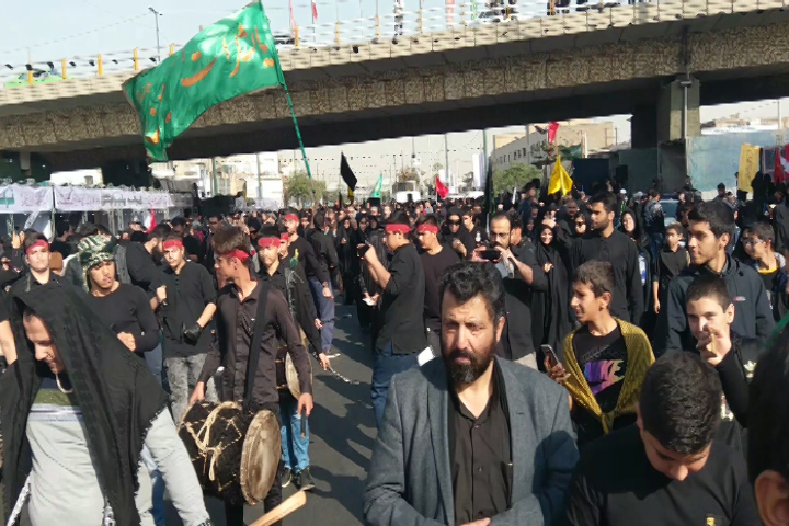 توزیع نذری توسط علی دایی و محمدرضا گلزار/ سرقت مسلحانه در پمپ بنزین با تویوتا کمری/ مداحی اربعینی میثم مطیعی در محضر رهبر انقلاب + فیلم