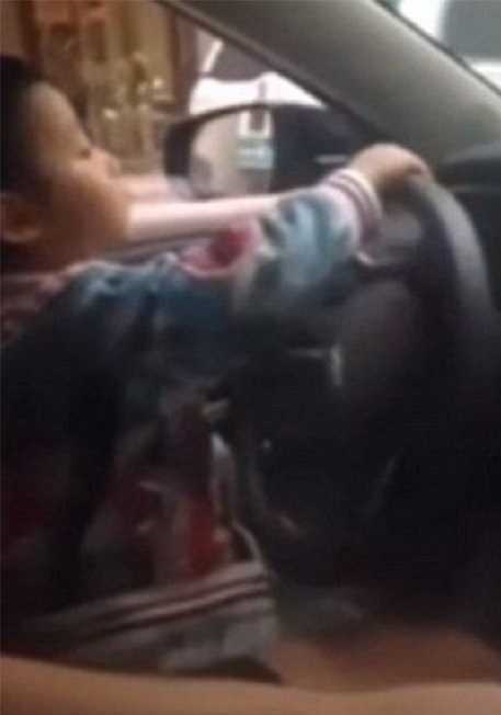 جنجال رانندگی بچه 4 ساله در اتوبان!