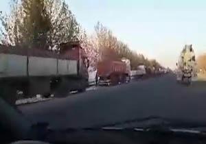 صف طولانی کامیون‌ها برای تحویل چغندر قند در شاهرود + فیلم