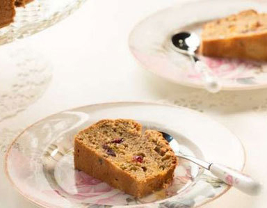 طرز تهیه یک کیک میوه&zwnj;ای خوشمزه با ادویه&zwnj;های معطر