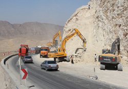 ریزش وحشتناک کوه در جاده + فیلم