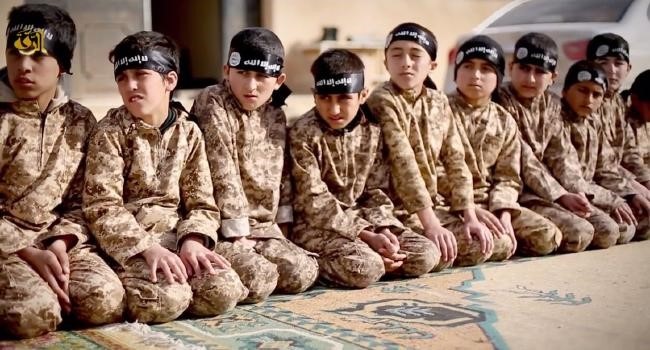 داعش چگونه کودکان انتحاری خود را تربیت می&zwnj;کرد: &laquo;پرواز از زیر زمین تا بهشت&raquo; + عکس و فیلم