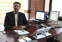 شکار لحظه‌ها در ارتباط مستقیم اخبار شبکه یک با سرپل ذهاب/ تردد خودروی خسارت دیده از زلزله در خیابان + فیلم