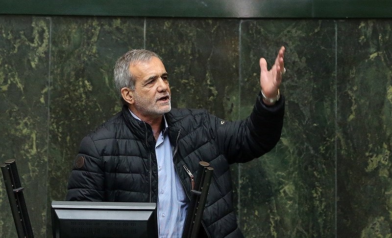 دشمنان نمی‌خواهند این انقلاب روی پای خود بایستد