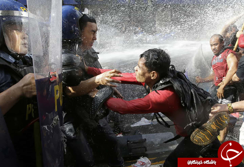 تصاویر روز: از آتش زدن پرچم آمریکا در مانیل تا آشفتگی کبوتر&zwnj;ها در هوای آلوده لاهور