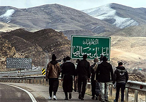 زائران با قدم‌های آسمانی راهی حرم امام مهربانی