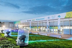 مشاور ترامپ حین سخنرانی غش کرد + فیلم