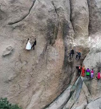 ازدواج عجیب زوج کوهنورد+تصاویر