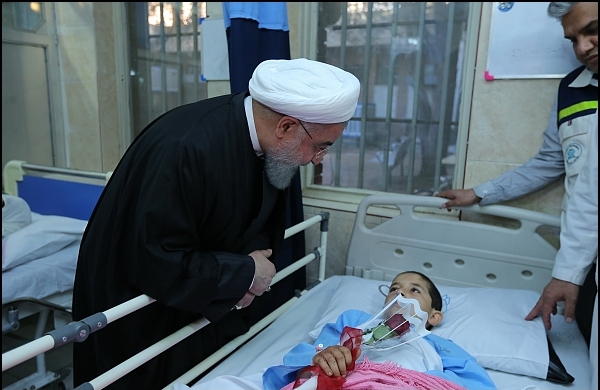 روحانی از مصدومان زلزله عیادت کرد/ تاکید رییس جمهور بر تسریع در روند درمان حادثه دیدگان