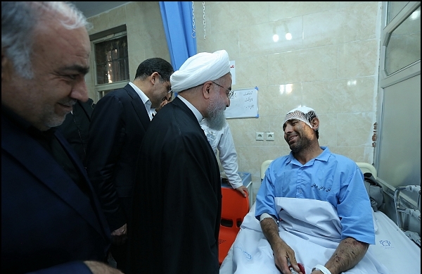 روحانی از مصدومان زلزله عیادت کرد/ تاکید رییس جمهور بر تسریع در روند درمان حادثه دیدگان