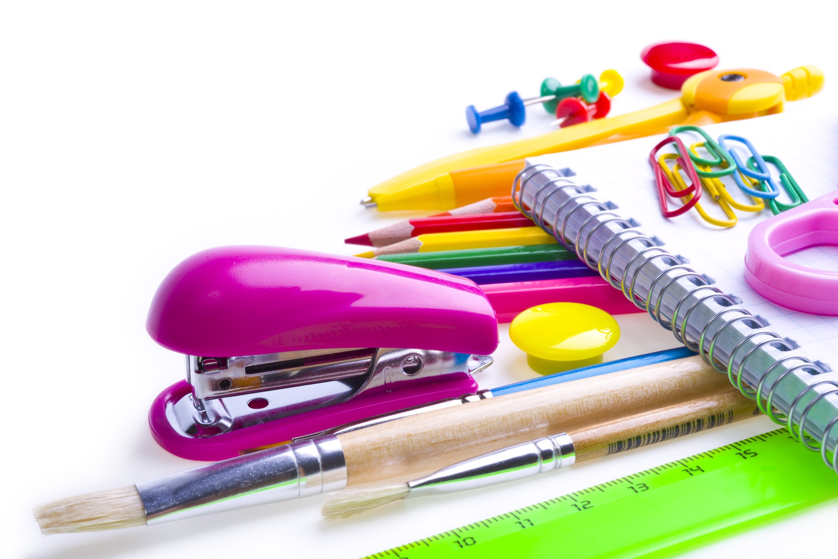توزیع بسته های آموزشی بين دانش‌آموزان بی‌بضاعت عنبرآباد
