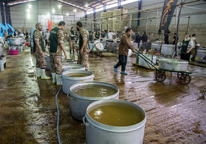 استقرار آشپزخانه رضوی برای تأمین غذای گرم زلزله‌زدگان در دشت ذهاب+عکس
