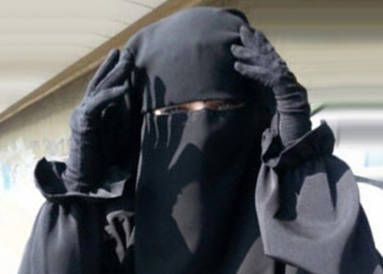 لحظه بازگشت عروس داعشی قزاقستانی به سرزمین مادری +فیلم