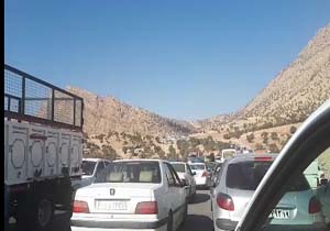 خودروهای حامل کمک‌های مردمی در جاده کرمانشاه - سرپل ذهاب