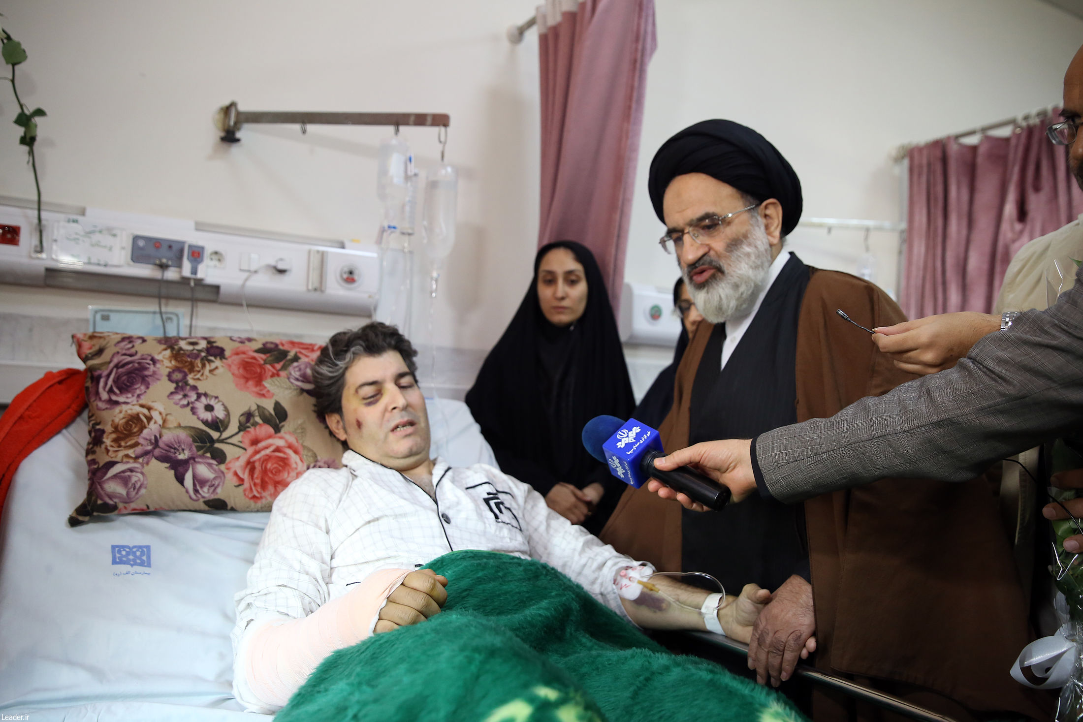 عیادت نماینده رهبر انقلاب از مصدومین زلزله کرمانشاه