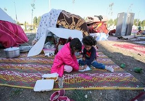 فروش کتاب به سود زلزله‌زدگان در نمایشگاه کتاب کرمانشاه