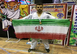 ورزشکار قمی مدال طلای خود را برای زلزله‌زدگان استان کرمانشاه به حراج گذاشت