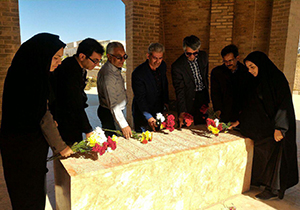 گلباران مقبره کاتب بزرگ کلام وحی در نی ریز