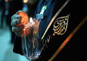لاله گردانی خدام شاهچراغ در شب شهادت حضرت علی بن موسی الرضا (ع)