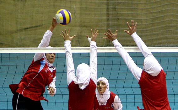 حضور تیم بانوان لاستیک بارز کرمان در رقابت های لیگ دسته یک کشور
