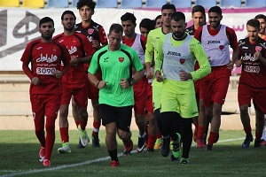تاخیر در تمرین سرخپوشان به دلیل تمرین آبی‌پوشان