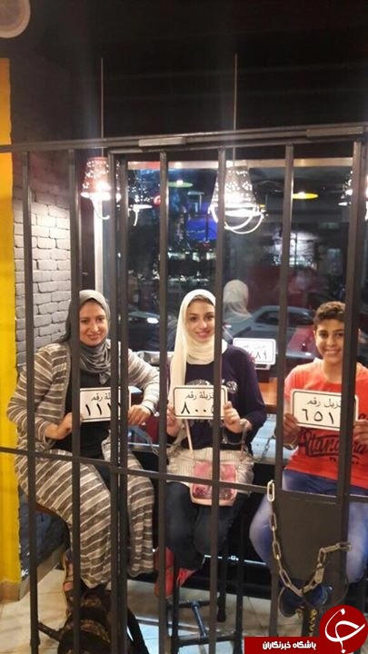 رستورانی که مشتری های آن مانند زندانی ها در سلول غذا می خورند+تصاویر