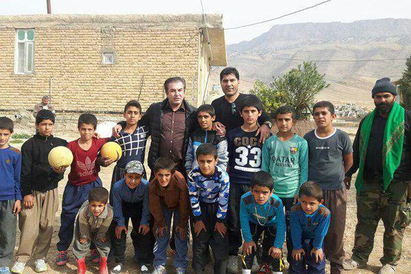 استیلی و رأفت با کودکان سرپل ذهاب فوتبال بازی کردند