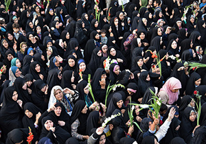 آئین سنتی گلباران خورشید در حرم خواهر امام رضا (ع) برگزار شد