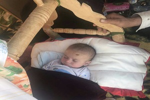 لالایی غم انگیز مادربزرگ برای کودک سه ماهه ای  که زنده از زیر آوار بیرون آمد+ فیلم