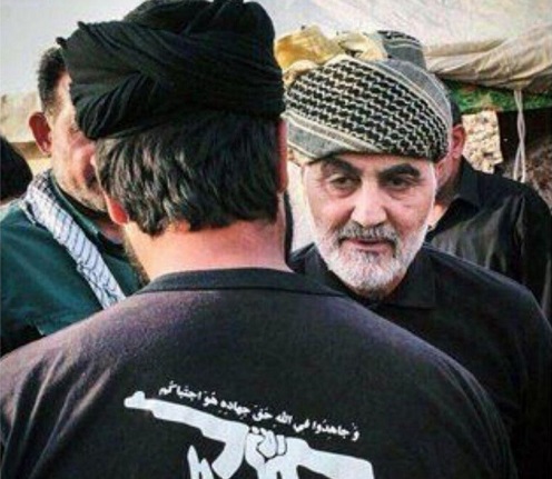 حضور سردار سلیمانی در میان رزمندگان لحظاتی پس از آزادسازی شهر بوکمال